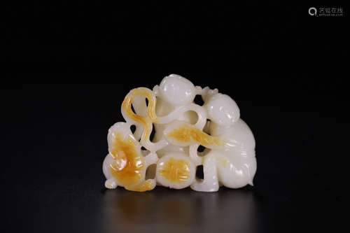 A HETIAN JADE CARVED CHILDREN SHAPED PENDANT