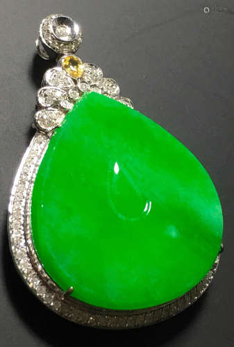 A GREEN JADEITE CARVED DROPLETS PENDANT, TYPE A