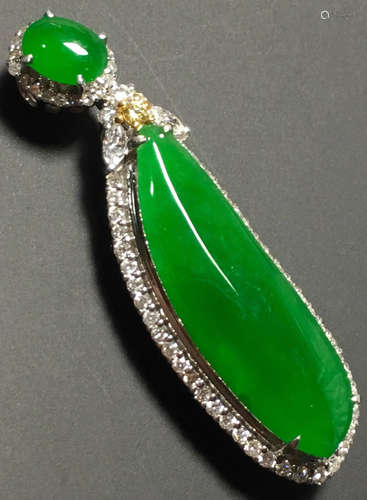 A GREEN JADEITE CARVED MELON PENDANT, TYPE A