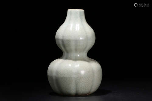 A LONGQUAN YAO WHITE GLAZE GOURD VASE