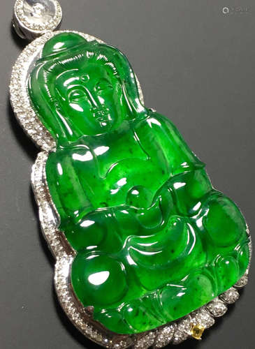 A GREEN JADEITE CARVED GUANYIN PENDANT, TYPE A