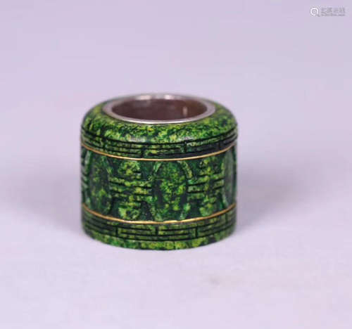 A QIUJIAO CARVED GILD SHOUZI PATTERN FINGER RING