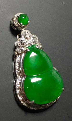 A GREEN JADEITE CARVED GOURD PENDANT, TYPE A