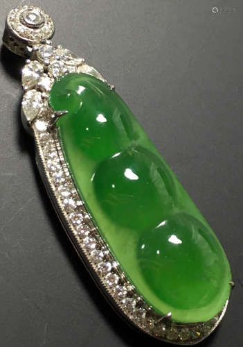 A GREEN JADEITE CARVED BEANS PENDANT, TYPE A