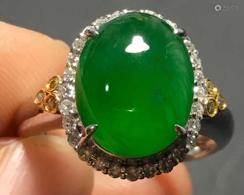 A GREEN JADEITE CARVED CIRCLE FINGER RING, TYPE A