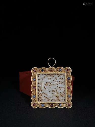 A HETIAN JADE CARVED WITH GOLD FILIGREE PENDANT