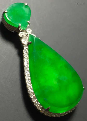 A GREEN JADEITE CARVED DROPLETS PENDANT, TYPE A