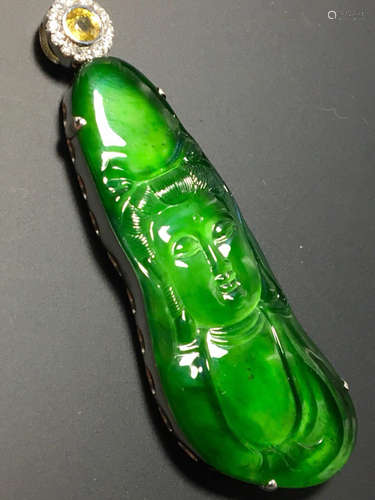 A GREEN JADEITE CARVED GUANYIN PENDANT, TYPE A