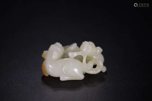 A HETIAN JADE CARVED BEAST SHAPED PENDANT