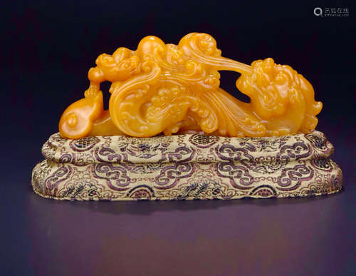 A TIANHUANG STONE CARVED DRAGON SHAPED PENDANT