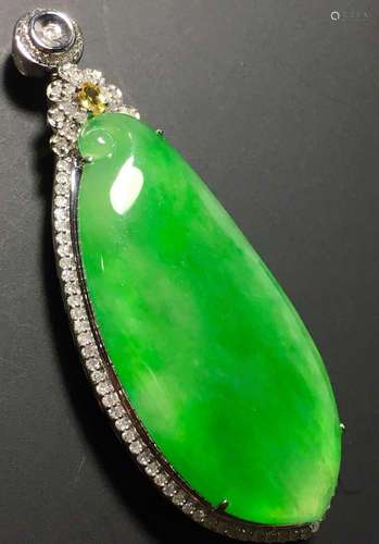 A GREEN JADEITE CARVED MELON PENDANT, TYPE A