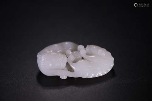 A WHITE JADE CARVED LION SHAPED PENDANT