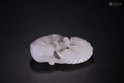 A WHITE JADE CARVED LION SHAPED PENDANT
