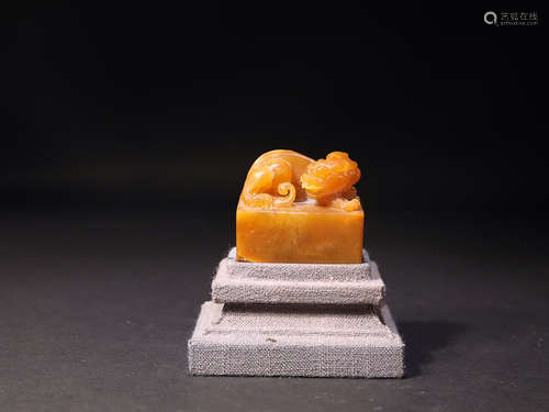 AN OLD AUSPICIOUS ANIMAL DESIGN FIELD YELLOW SHOUSHAN STONE SEAL