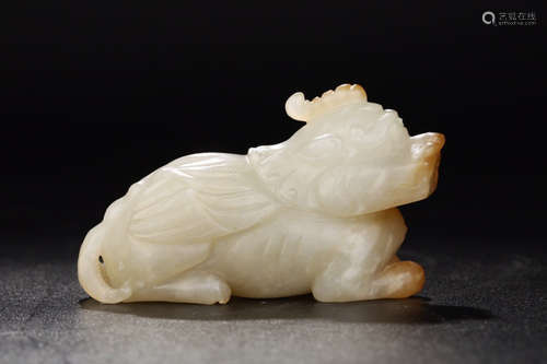 17-19TH CENTURY, AN AUSPICIOUS ANIMAL DESIGN HETIAN JADE HAND PIECE, QING DYNASTY