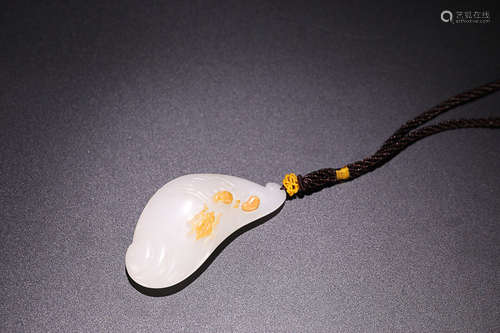 AN OLD HAND OF BUDDHA DESIGN HETIAN JADE PENDANT