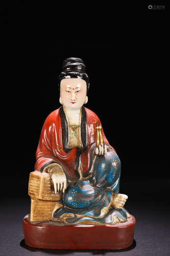 18-19TH CENTURY, A GUAN YIN DESIGN PORCELAIN ORNAMENT, LATE QING DYNASTY