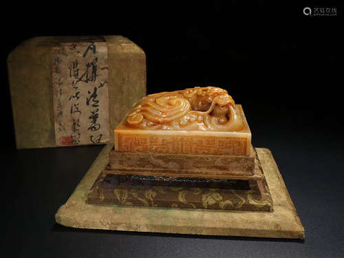 17-19TH CENTURY, A DRAGON DESIGN FIELD YELLOW STONE SEAL, QING DYNASTY