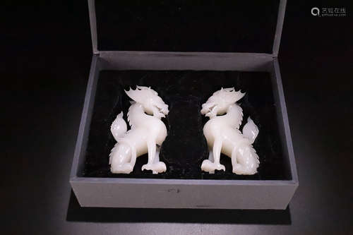 17-19TH CENTURY, A PAIR OF KYLIN DESIGN HETIAN JADE ORNAMENT, QING DYNASTY