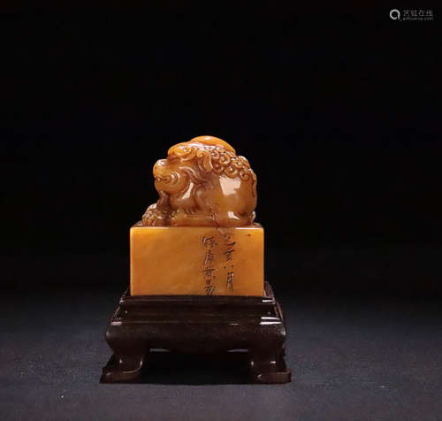 18-19TH CENTURY, AN AUSPICIOUS ANIMAL DESIGN FIELD YELLOW STONE SEAL, LATE QING DYNASTY