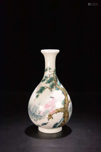 17-19TH CENTURY, AN EAGLE PATTERN PORCELAIN BOTTLE, QING DYNASTY