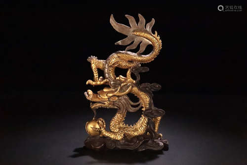 A DRAGON DESIGN GILT BRONZE ORNAMENT