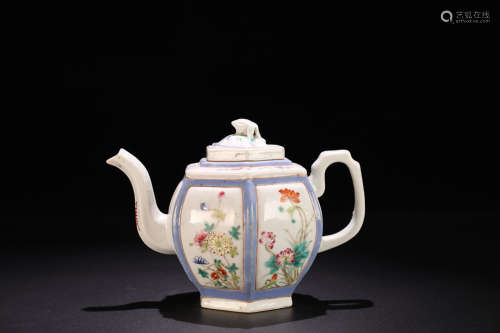 18-19TH CENTURY, A FLORAL PATTERN PORCELAIN TEAPOT, LATE QING DYNASTY