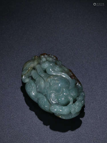 AN OLD HAND OF BUDDHA DESIGN JADEITE PENDANT