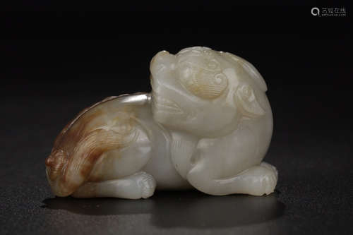 17-19TH CENTURY, AN AUSPICIOUS ANIMAL DESIGN HETIAN JADE HAND PIECE, QING DYNASTY