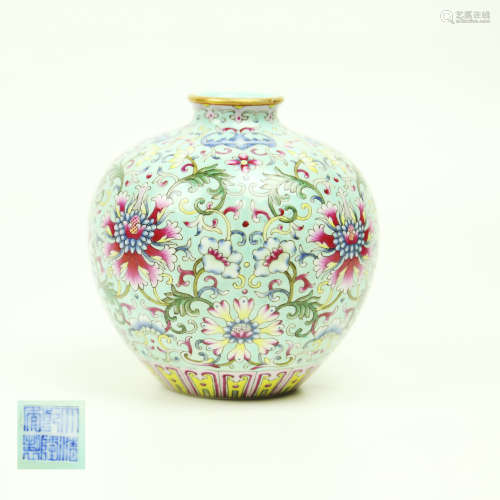 A Chinese Green Ground Famille-Rose Porcelain Jar 