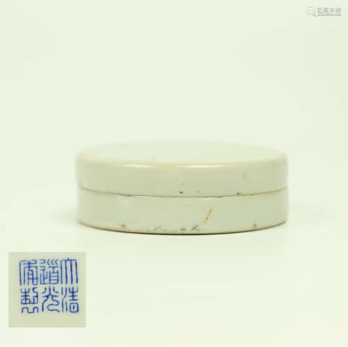 A Chinese White Glazed Porcelain Round Box with Cover