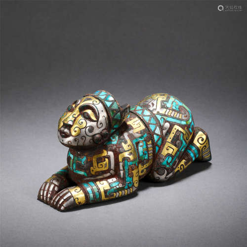 CHINESE GOLD SILVER TURQUOISE INLAID BRONZE COUCHING MAN