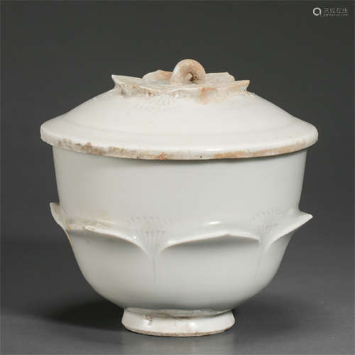 CHINESE PORCELAIN DINGYAO KILN WHITE GLAZE LIDDED BOWL