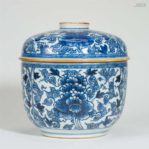 CHINESE PORCELAIN BLUE AND WHITE FLOWER LIDDED JAR