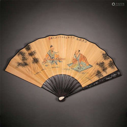 CHINESE HARDWOOD CARVED FAN PAINTING OF MEN IN BAMBOO WITH CALLIGRAPHY