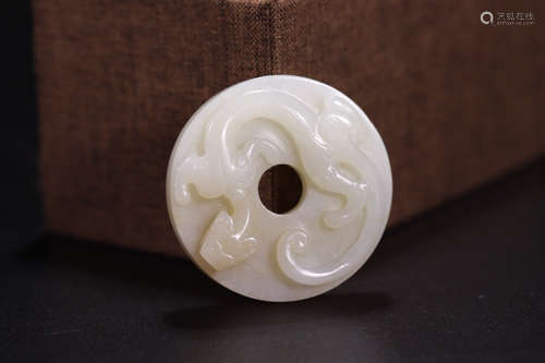 A HETIAN JADE CARVED DRAGON PATTERN PENDANT