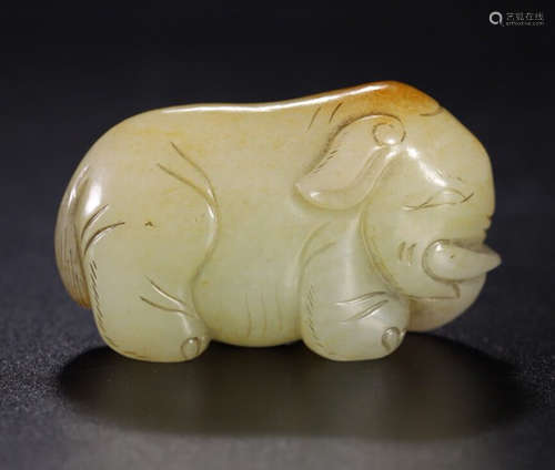 A HETIAN JADE CARVED ELEPHANT SHAPED PENDANT