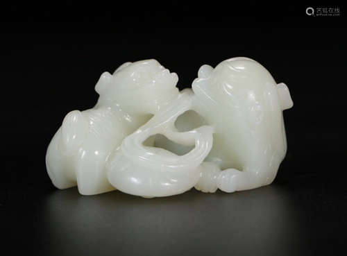 A HETIAN JADE CARVED BEAST SHAPED PENDANT