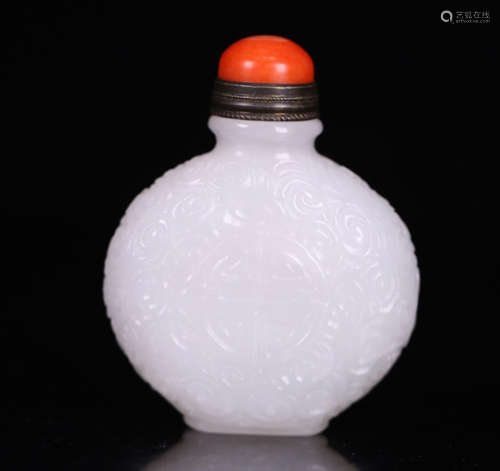 A HETIAN JADE CARVED AUSPICIOUS SNUFF BOTTLE