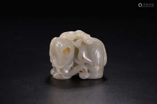 A HETIAN JADE CARVED ELEPHANT SHAPED PENDANT