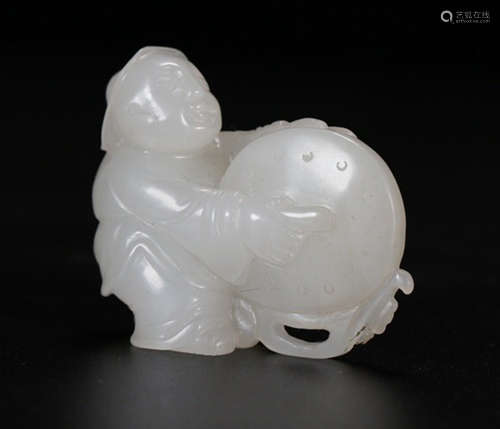 A HETIAN JADE CARVED FIGURE SHAPED PENDANT