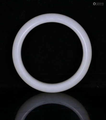 A HETIAN JADE CARVED CIRCLE BANGLE