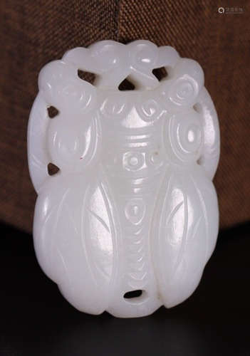 A HETIAN JADE CARVED CICADA SHAPED PENDANT