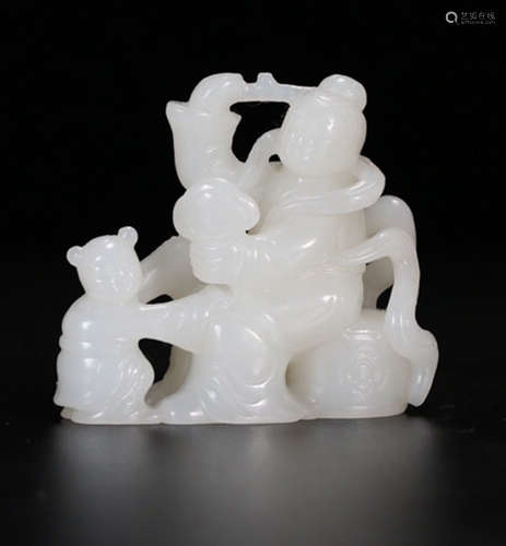 A HETIAN JADE CARVED FIGURE SHAPED PENDANT