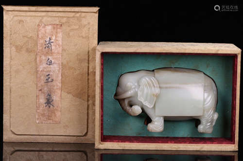 A HETIAN JADE CARVED ELEPHANT SHAPED PENDANT