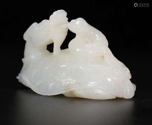 A HETIAN JADE CARVED TURTLE SHAPED PENDANT