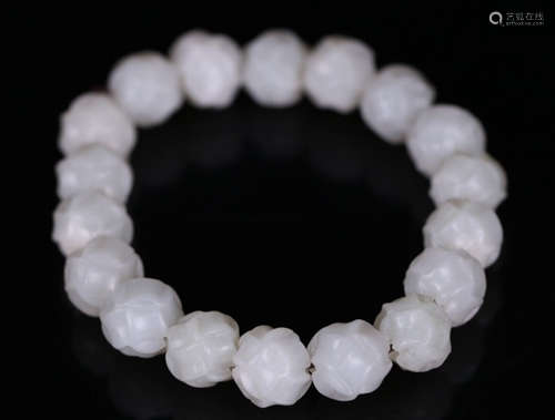 A HETIAN JADE CARVED BEADS STRING BRACELET