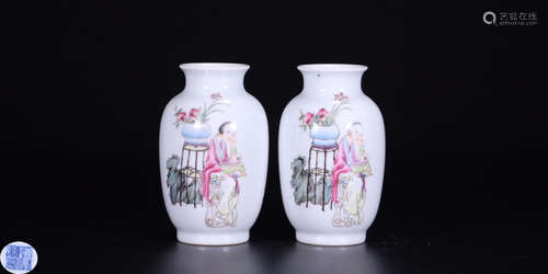 PAIR FAMILLE ROSE GLAZE VASE