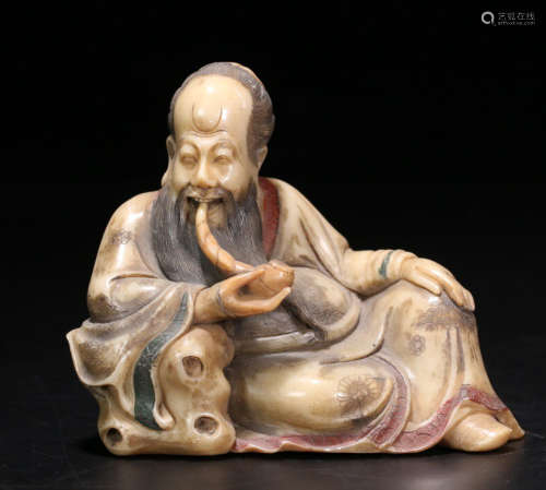 A SOAPSTONE CARVED FIGURE SHAPED PENDANT