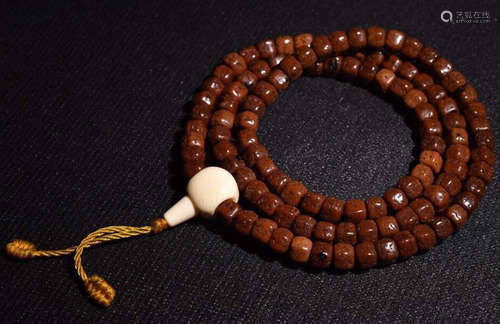 A TIBETAN BODHI BEAD STRING NECKLACE